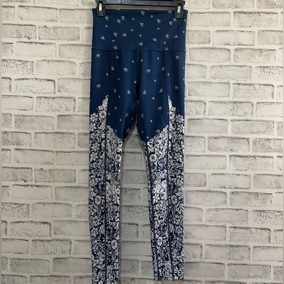 Women’s FP Movement Free People Sunny Bandana print leggings Size XS - Picture 2 of 5